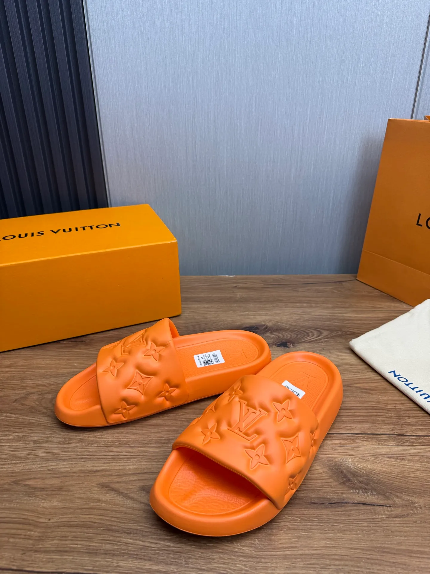 Men's shoes 💰260💰 ▪️LV's popular Little Red Book popular slippers hot sale: 1 shipment✅ Super textured and comfortable slippers, original TPU outsole. Authentic counter box drawer box packaging 🎁Size 38-45